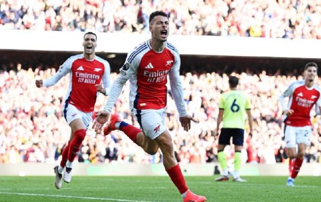  阿森纳门将低级失误，伯恩茅斯补时扳平抢关键一分  