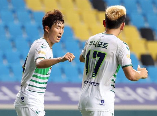  利兹联青春风暴席卷赛场逼平联赛领头羊球队