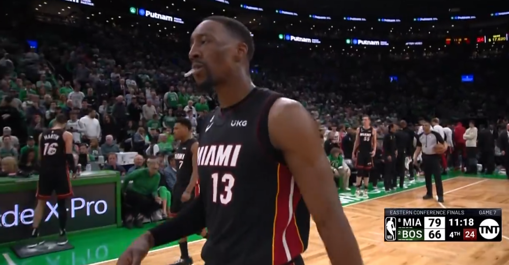  老鹰特雷杨穿针引线，全队七人上双击败热火  